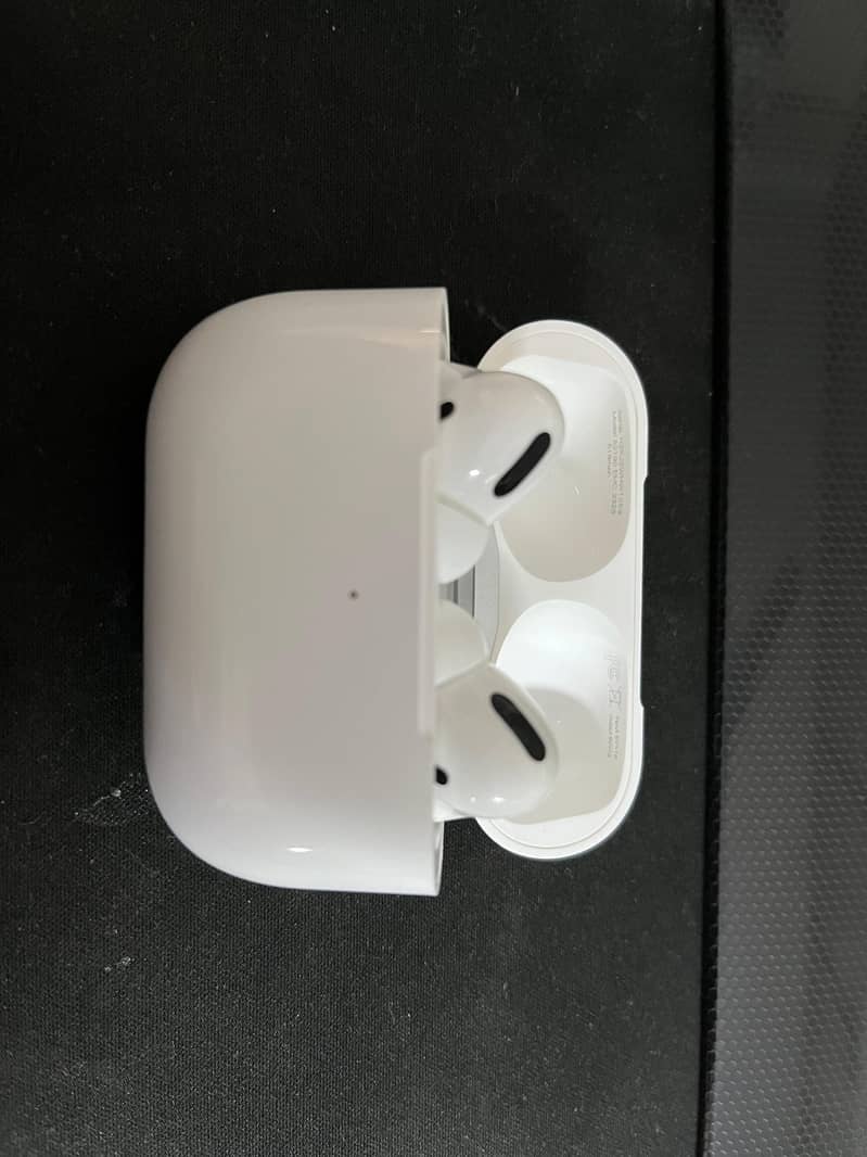 AirPods Pro with MagSafe Charging Case 10