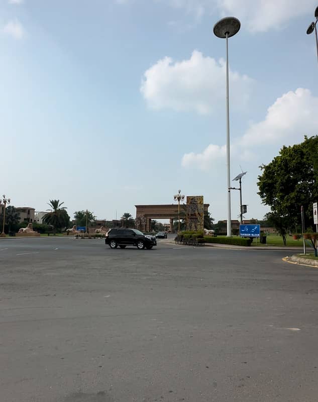 Prime 1 Kanal Main Boulevard Plot for Sale Takbeer Block, Bahria Town Lahore. 1