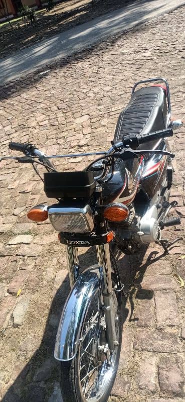 Honda Motor Cycle 125 in Lush Condition 3