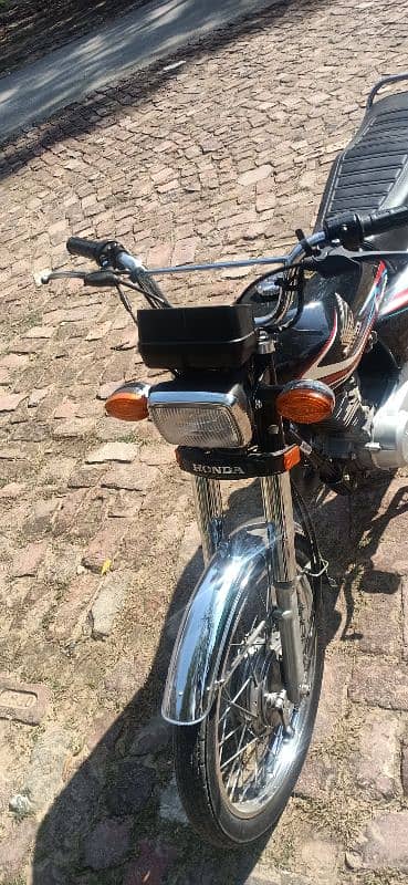 Honda Motor Cycle 125 in Lush Condition 4