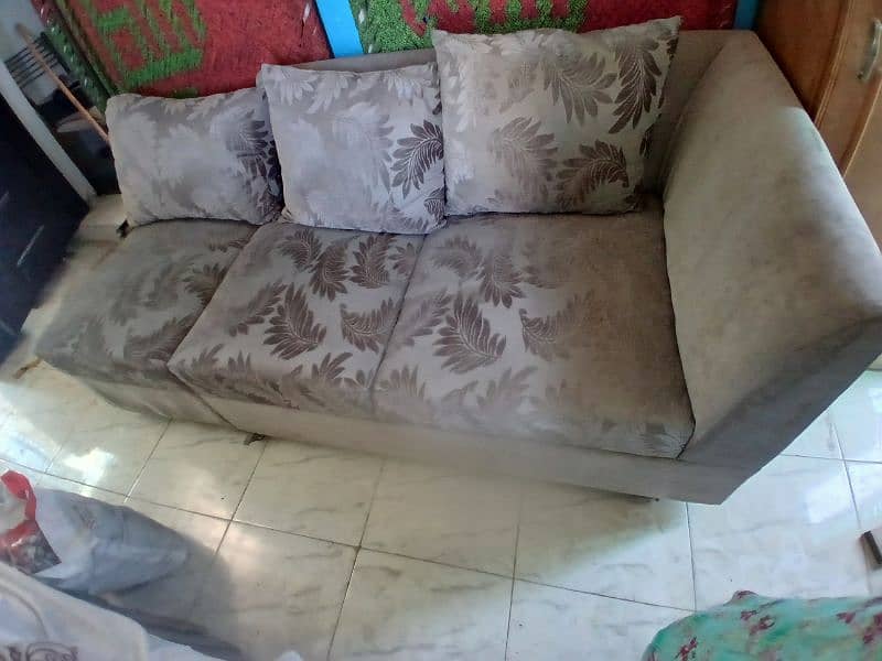 L shaped Sofa with cushions and lock wheels 0