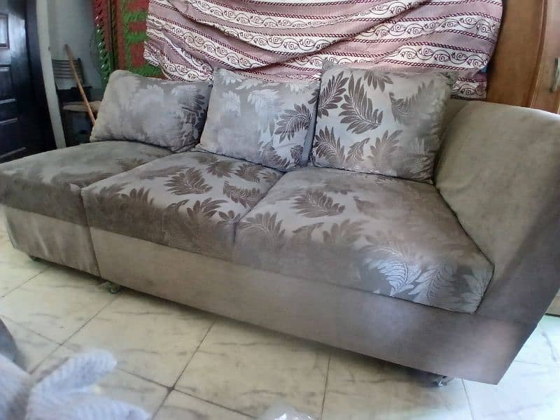 L shaped Sofa with cushions and lock wheels 2