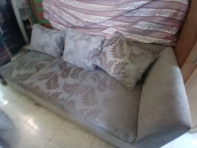 L shaped Sofa with cushions and lock wheels 3