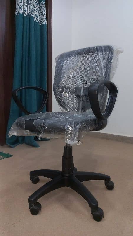 6 Office Chairs available for sale | Very Slightly Used | Revolving 1