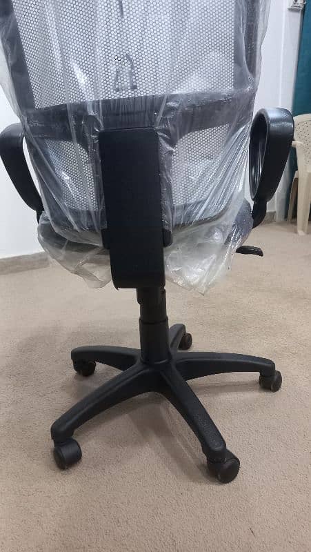 6 Office Chairs available for sale | Very Slightly Used | Revolving 2