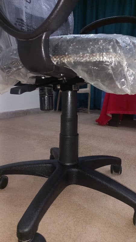 6 Office Chairs available for sale | Very Slightly Used | Revolving 3