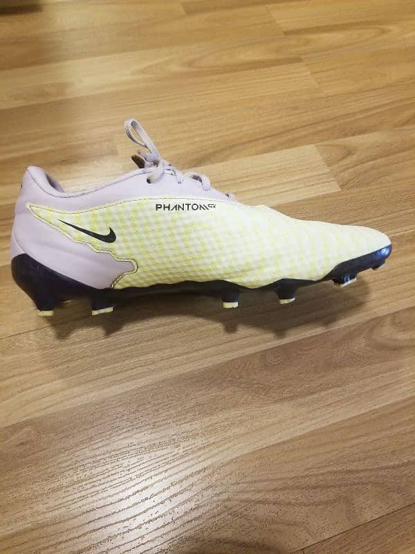 NIKE PHANTOM FOOTBALL SHOES 1