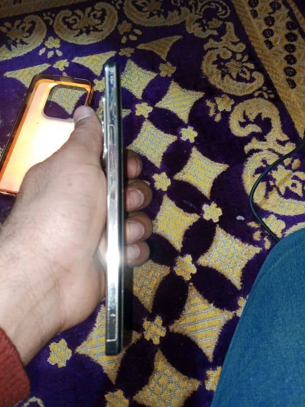 infinix hot 40i golden color 4