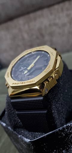 Golden shiny color g shock boxed pack watch fresh peice for fashion.