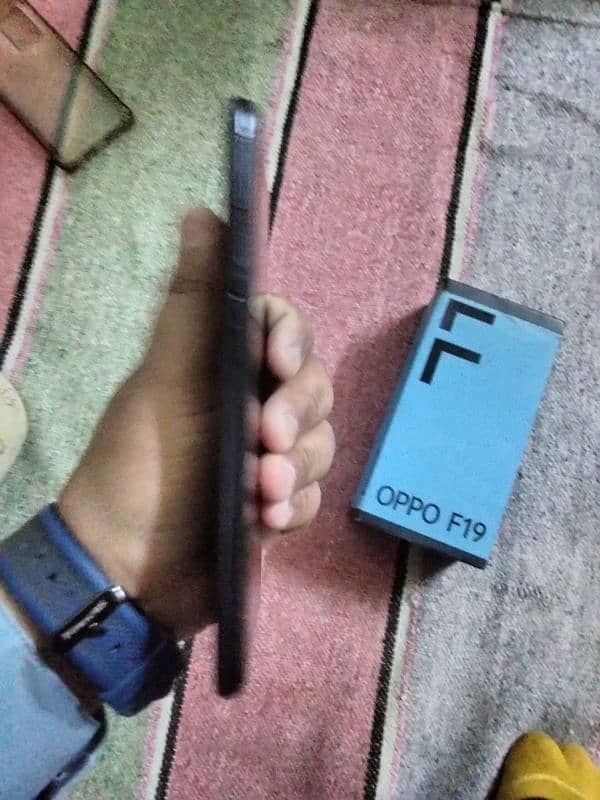 Oppo F19 with box 3