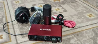 focusrite Scarlett 2i2 bundle good condition