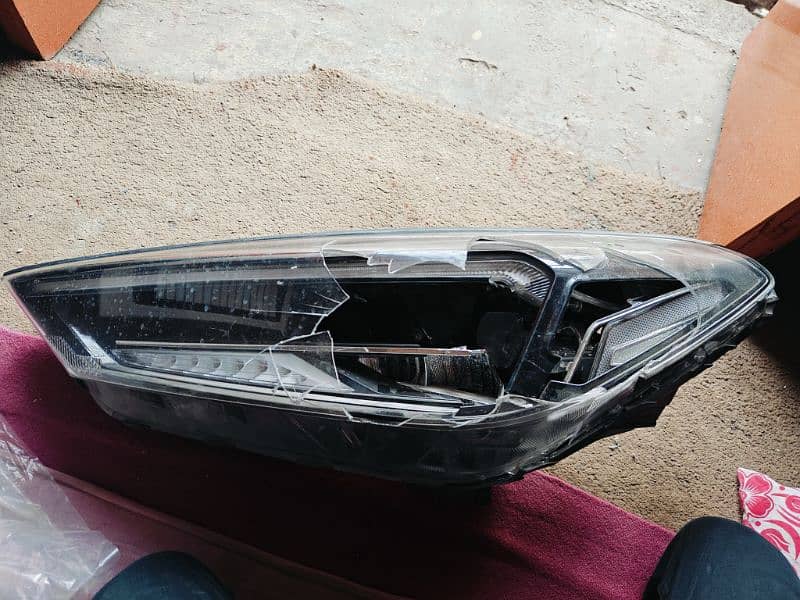 Hyundai Tucson headlight 1