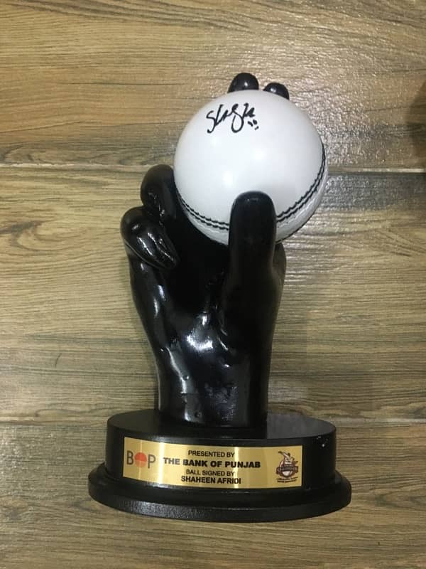 Hand statue signed by shaheen afridi 2