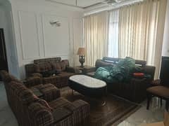 MODEL TOWN L BLOCK 10MARLA FULLY FURNISHED UPER PORTION FOR RENT HAVING 3BED,2BATH,LAOUNGE,KITCHEN,BED,SOFAS,AC,UPS,CURTAINS,ALL ASSESORIES INSTALLED