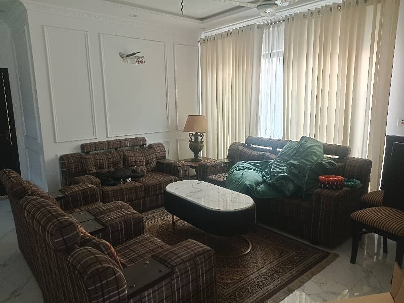 MODEL TOWN L BLOCK 10MARLA FULLY FURNISHED UPER PORTION FOR RENT HAVING 3BED,2BATH,LAOUNGE,KITCHEN,BED,SOFAS,AC,UPS,CURTAINS,ALL ASSESORIES INSTALLED 0