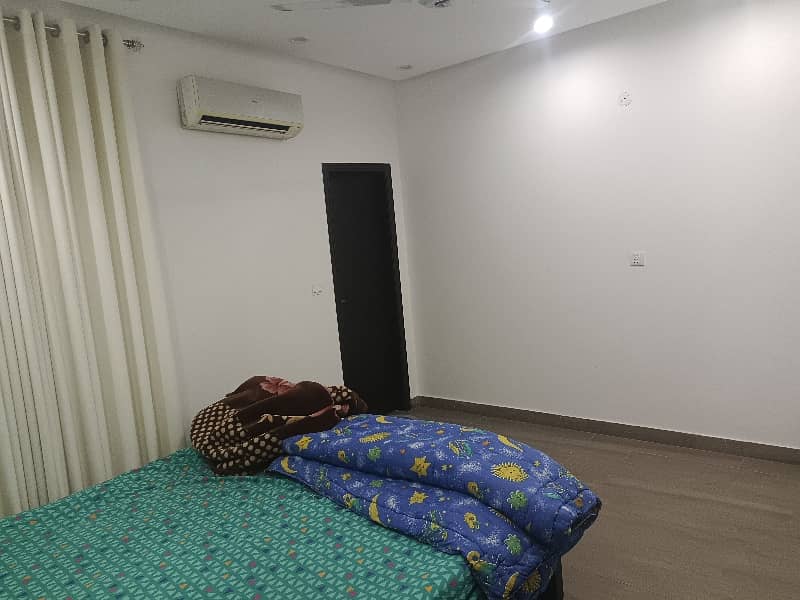 MODEL TOWN L BLOCK 10MARLA FULLY FURNISHED UPER PORTION FOR RENT HAVING 3BED,2BATH,LAOUNGE,KITCHEN,BED,SOFAS,AC,UPS,CURTAINS,ALL ASSESORIES INSTALLED 1