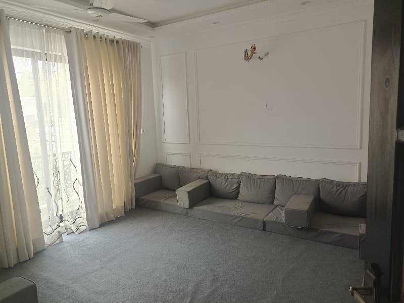 MODEL TOWN L BLOCK 10MARLA FULLY FURNISHED UPER PORTION FOR RENT HAVING 3BED,2BATH,LAOUNGE,KITCHEN,BED,SOFAS,AC,UPS,CURTAINS,ALL ASSESORIES INSTALLED 8