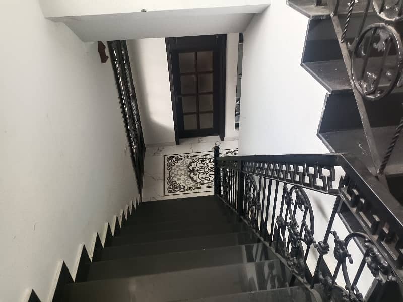 MODEL TOWN L BLOCK 10MARLA FULLY FURNISHED UPER PORTION FOR RENT HAVING 3BED,2BATH,LAOUNGE,KITCHEN,BED,SOFAS,AC,UPS,CURTAINS,ALL ASSESORIES INSTALLED 9