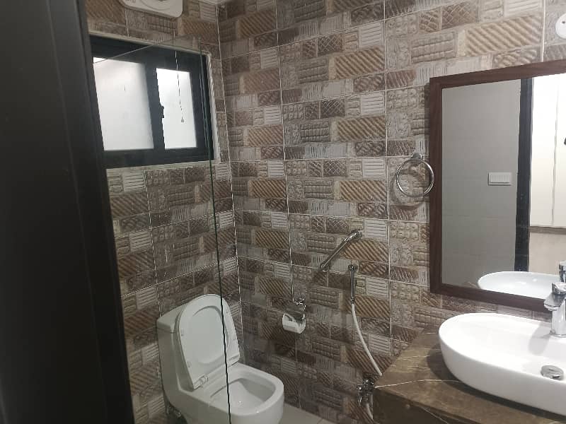 MODEL TOWN L BLOCK 10MARLA FULLY FURNISHED UPER PORTION FOR RENT HAVING 3BED,2BATH,LAOUNGE,KITCHEN,BED,SOFAS,AC,UPS,CURTAINS,ALL ASSESORIES INSTALLED 11