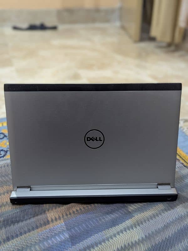 Dell Latitude 3330 1