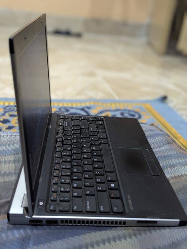 Dell Latitude 3330 2