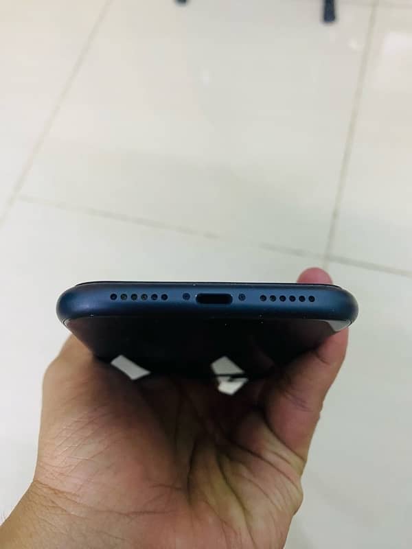 IPHONE 11 NON PTA FACTORY UNLOCK 5