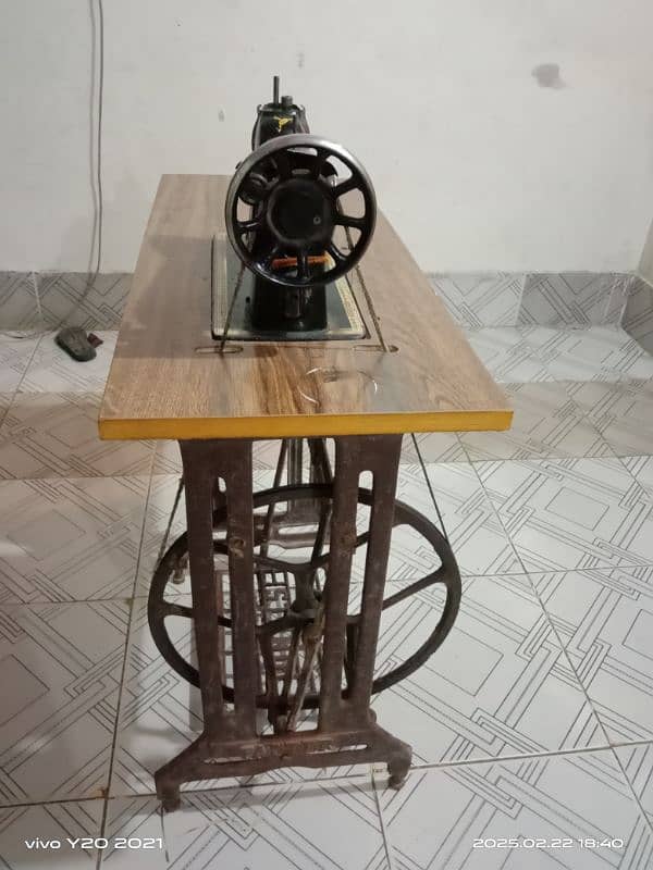 EESHAL Sewing machine with stands 1