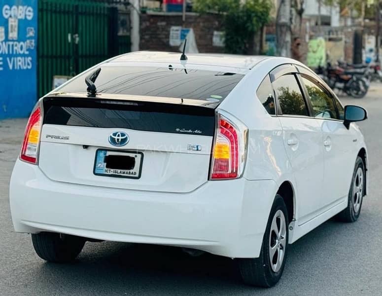 Toyota Prius 2014 4