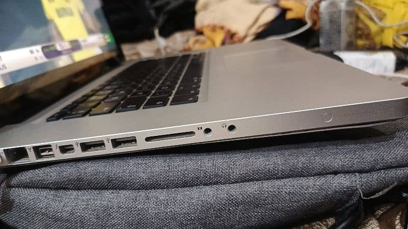 Apple MAC Book Pro 15 Inch Early 2011 2