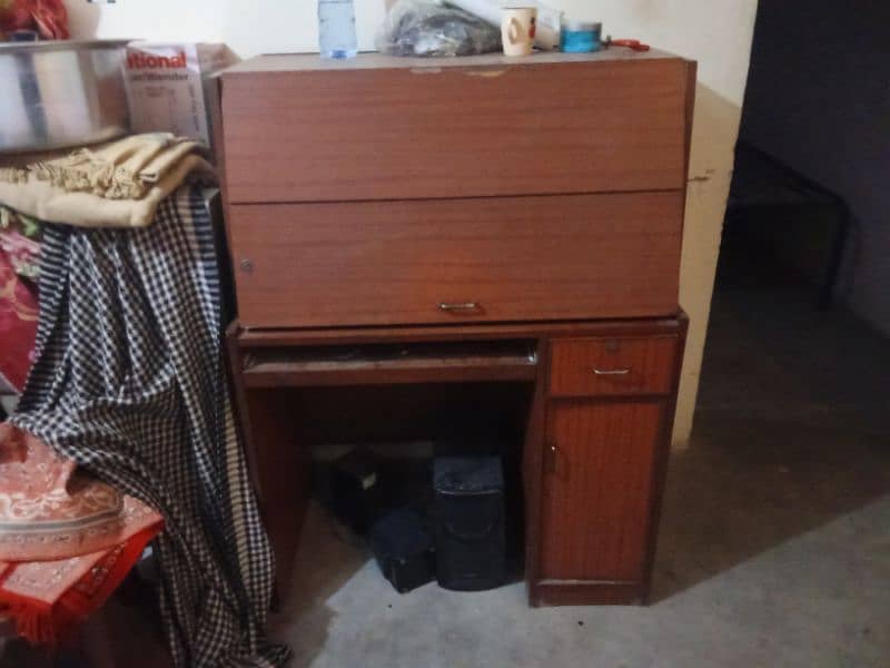 Computer Original have Wooden table in 10/10 Condition 2
