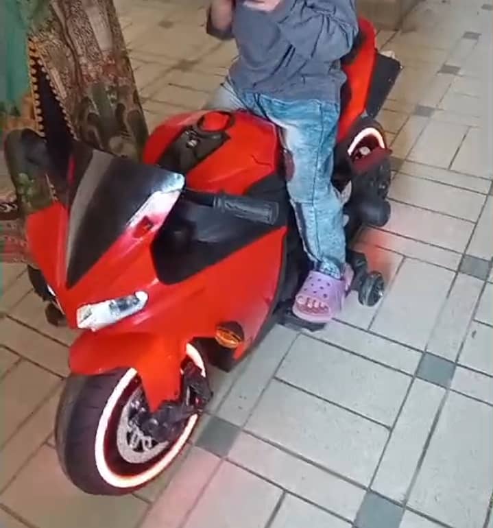 kids bike hy red color batry wali full speed full light Bluetooth key 7