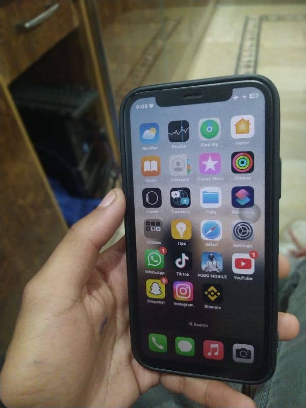 iPhone x 64gb back par sheet lagi hai 5