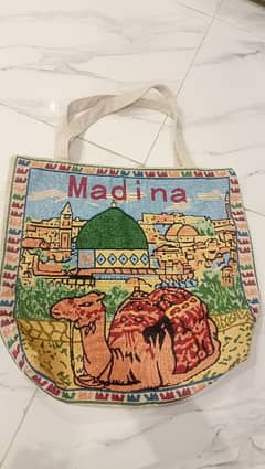 Saudia Madina se laye thy bag new hai used nhi hai or stylo sandle