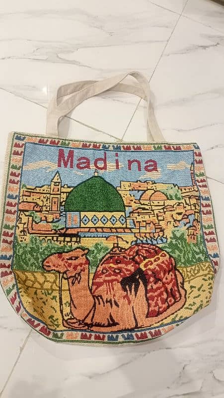 Saudia Madina se laye thy bag new hai used nhi hai or stylo sandle 0