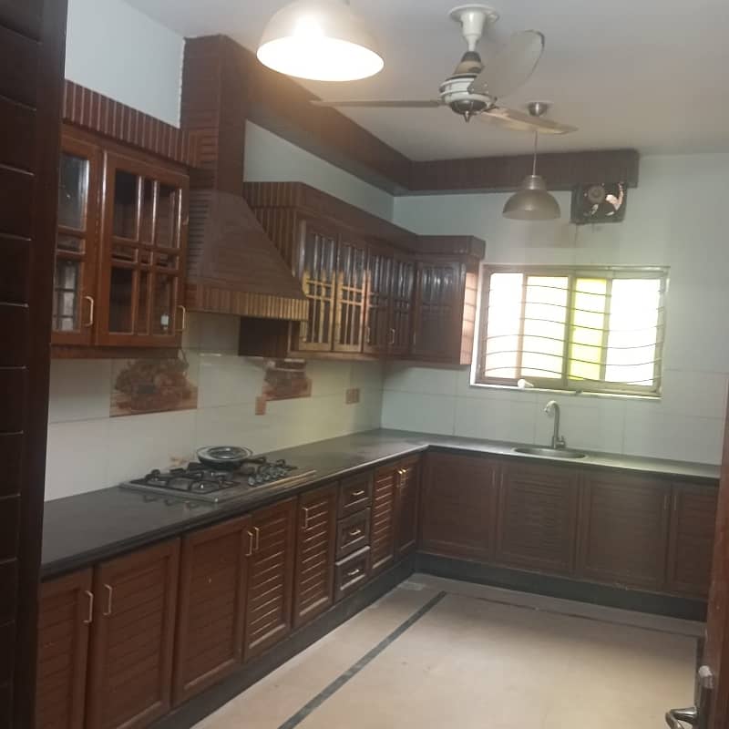 1 Kanal Full House 8 bedroom for rent 1