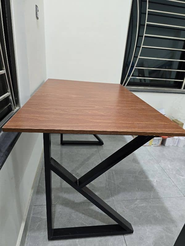 2.5 x 4 foot computer table 1