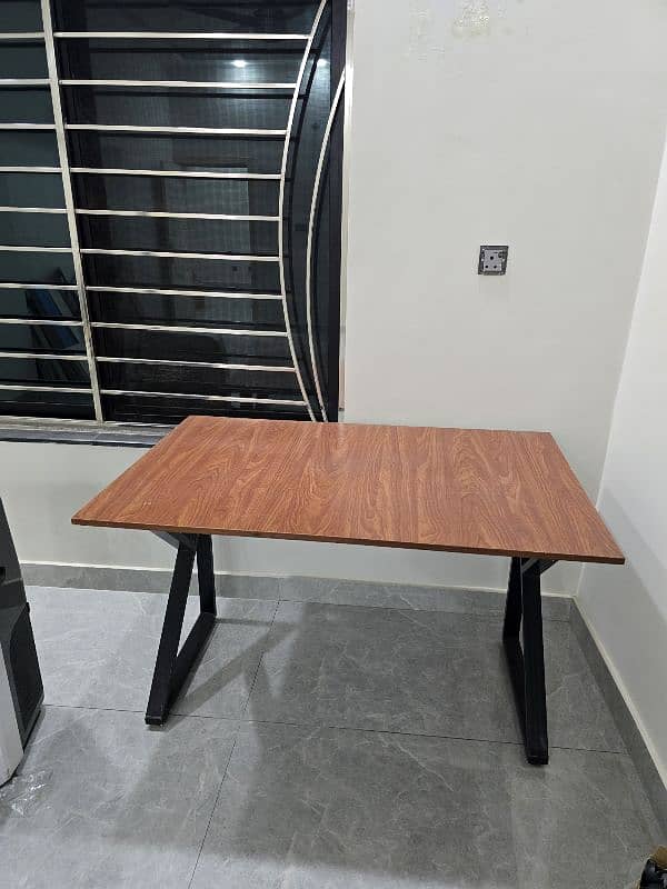 2.5 x 4 foot computer table 2