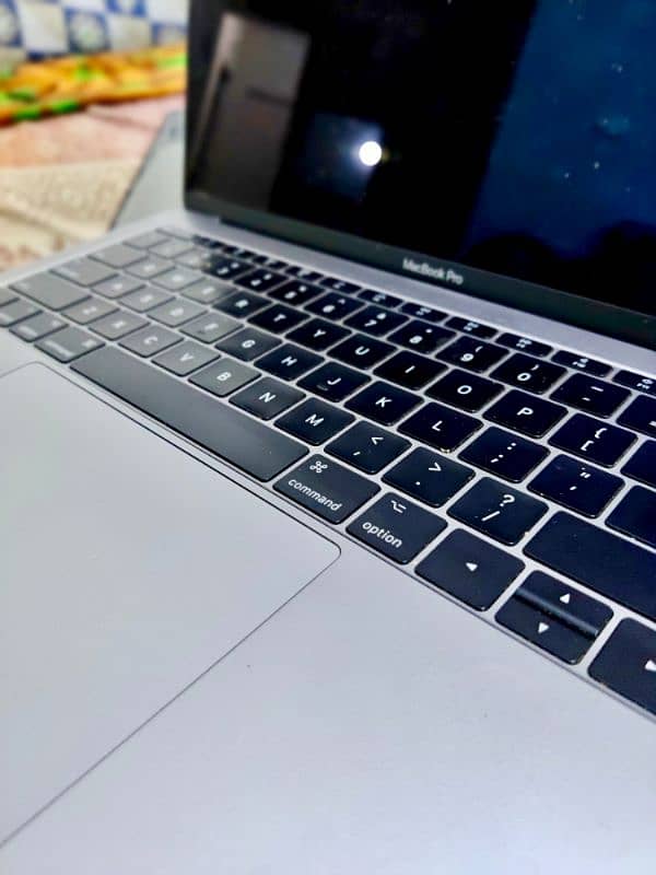 Macbook Pro 13 inch 2017 late. i5 8gb ram/ 256gb ssd. 2