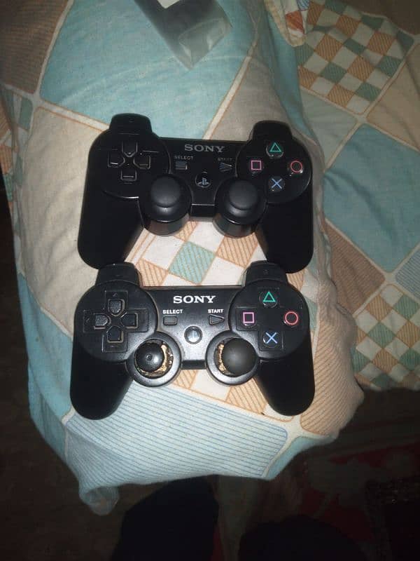 Playstation 3 with 2 wireless controllers jailbreaked 3