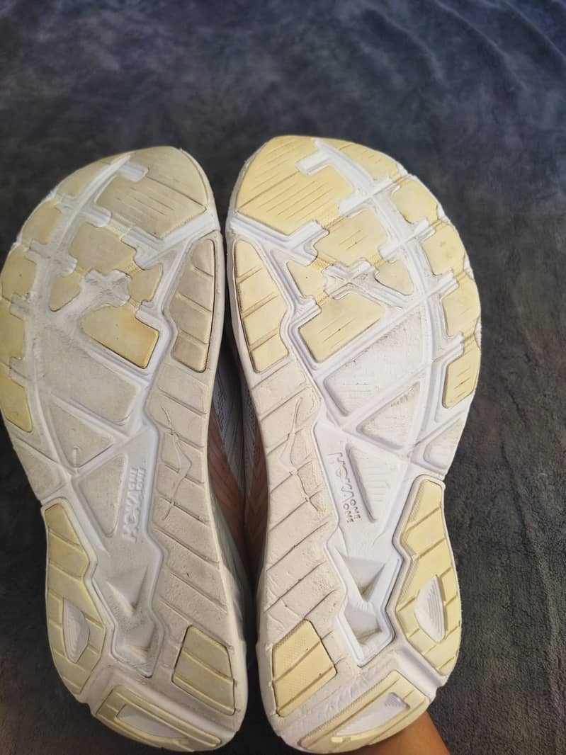 HOKA ARAHI 4 (Preloved Shoes) 6