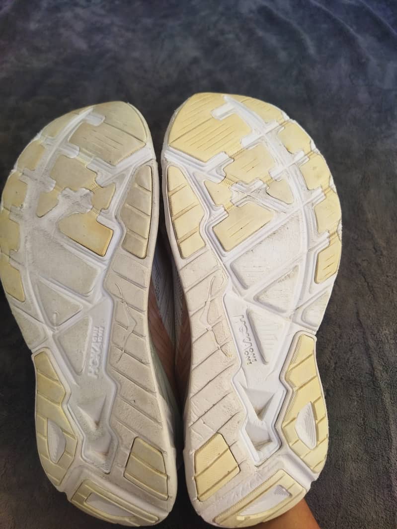 HOKA ARAHI 4 (Preloved Shoes) 7