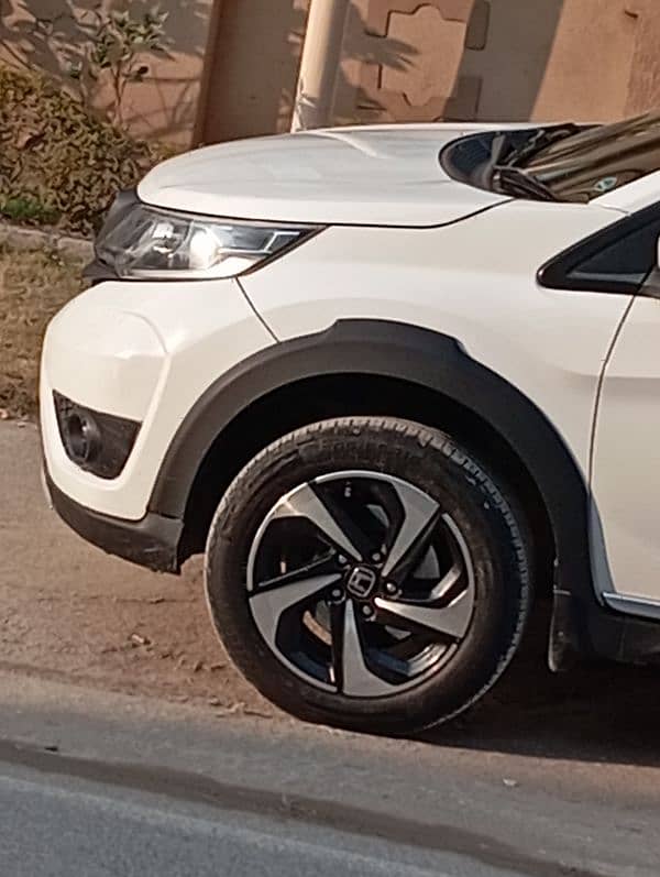 Honda BR-V 2018 Automatic super white 2