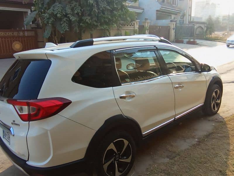 Honda BR-V 2018 Automatic super white 3