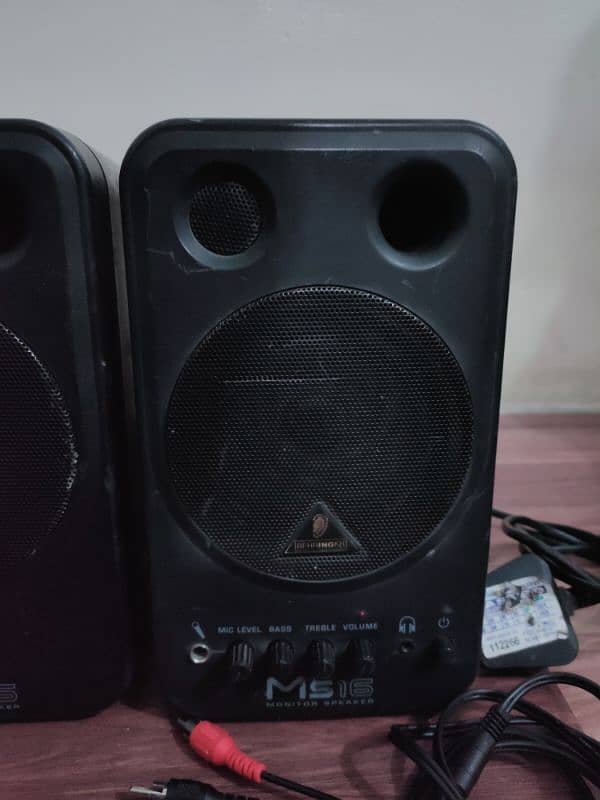 Behringer MS-16 Studio Monitors 1