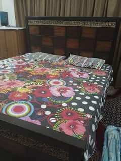 queen size wooden bed