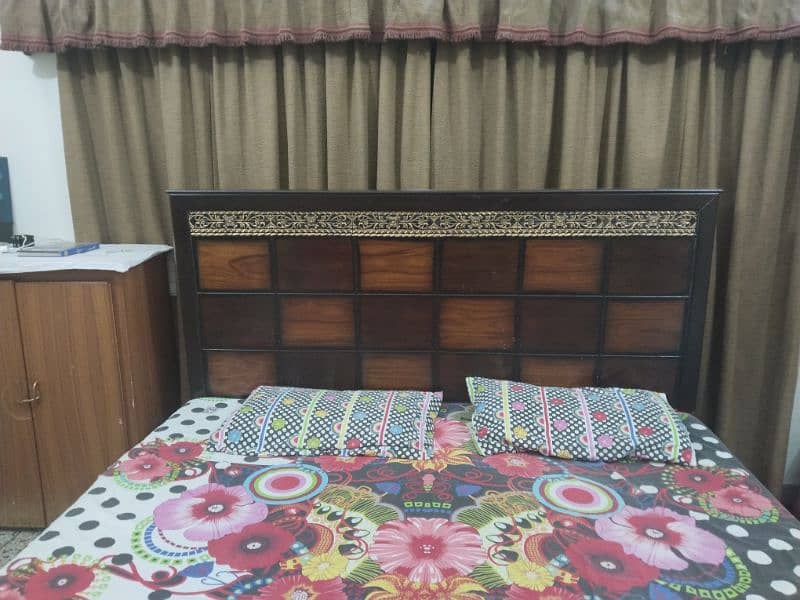 queen size wooden bed 1