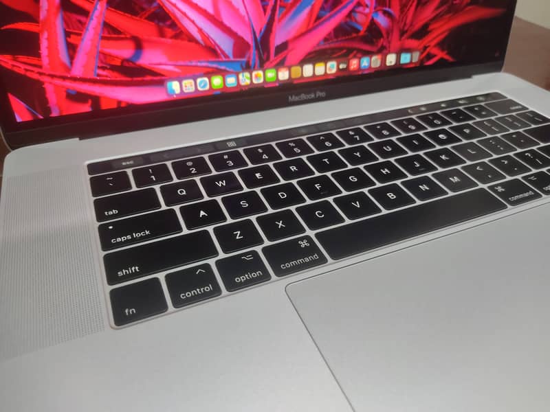 MacBook Pro 2018 | i7 | 16 | 256 (03015159424) 5