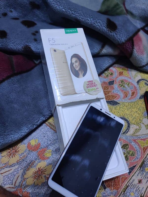 oppo f5 total geninu 10/10 orginal with box 0