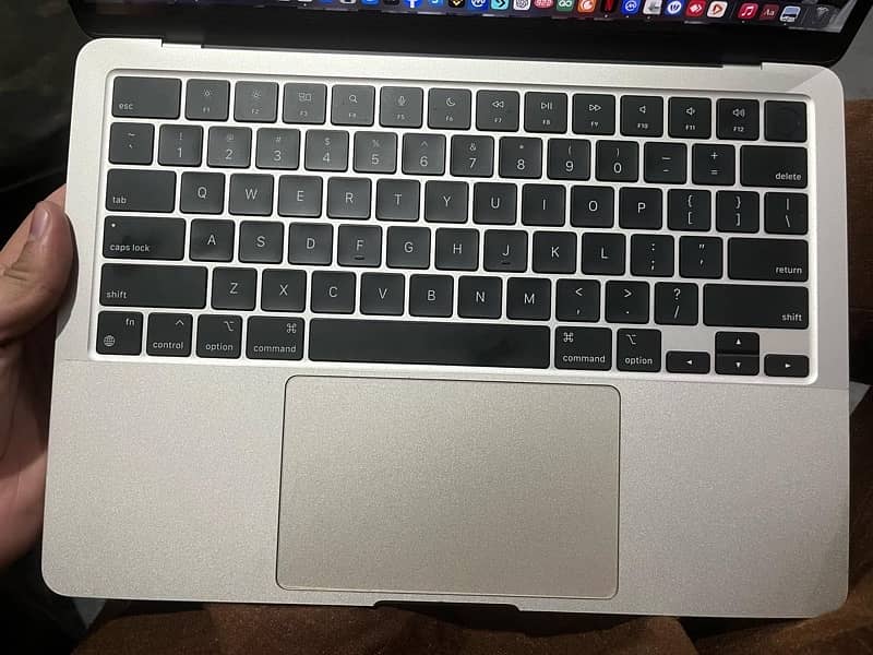 Macbook Air M3 /8 GB  256GB  / 13 inches 2