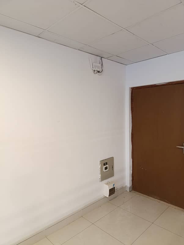 1900 sqft spacious furnished office available on rent 8